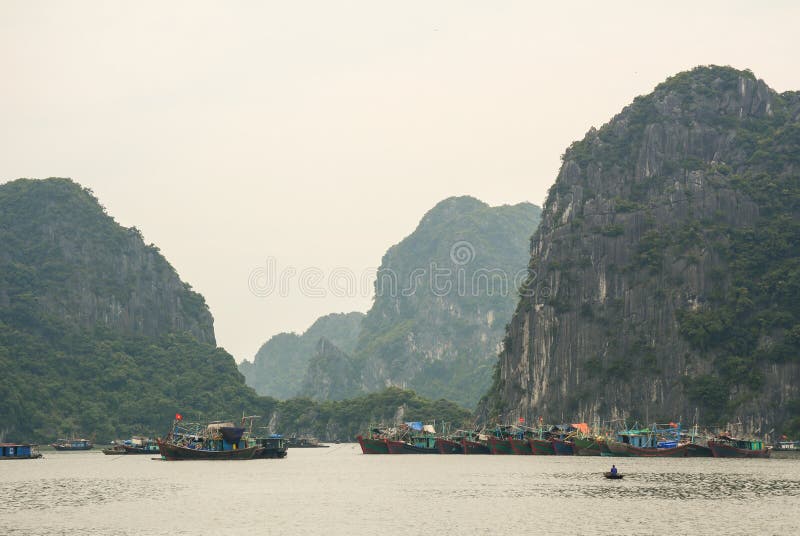 Πολλές ξύλινες βάρκες στη θάλασσα σε Halong, Βιετνάμ