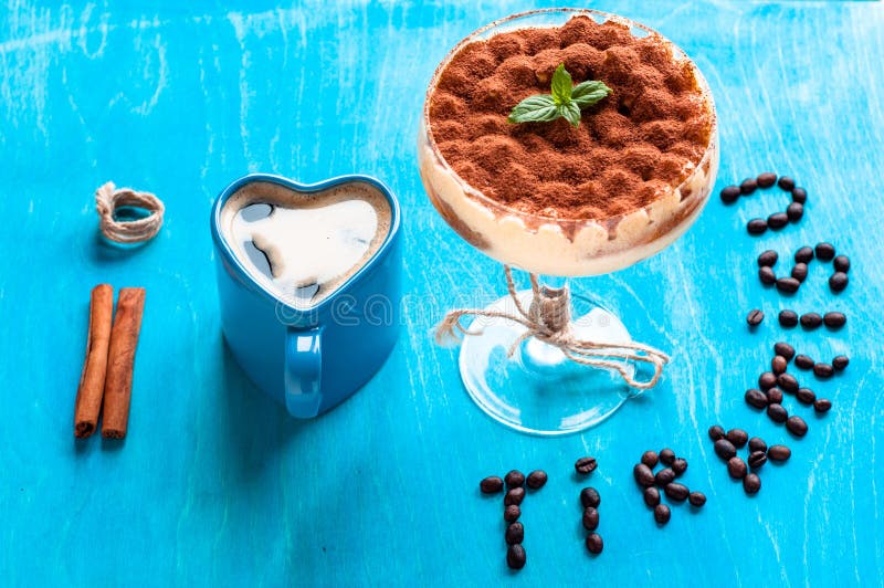 Πολυτελές επιδόρπιο Tiramisu σε ένα γυαλί που διακοσμείται με τη μέντα, διάστημα για το κείμενο στοκ φωτογραφία με δικαίωμα ελεύθερης χρήσης Πολυτελές επιδόρπιο Tiramisu σε ένα γυαλί που διακοσμείται με τη μέντα, διάστημα για το κείμενο στοκ φωτογραφία με δικαίωμα ελεύθερης χρήσης