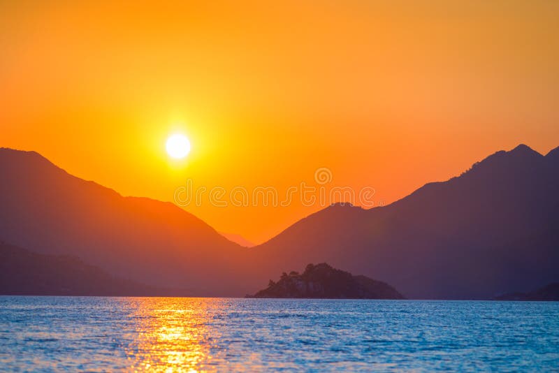 Πολύ όμορφες άνοδοι ήλιων στοκ εικόνα με δικαίωμα ελεύθερης χρήσης