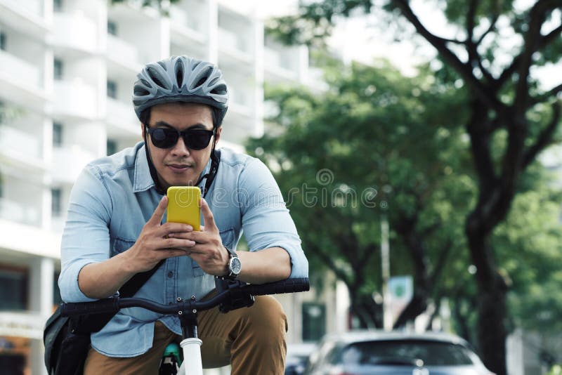 Ποδηλάτης που χρησιμοποιεί το χάρτη στο smartphone στοκ φωτογραφίες με δικαίωμα ελεύθερης χρήσης