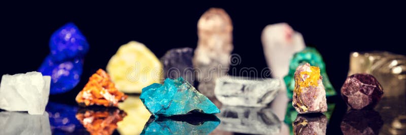 Ποικιλία των ζωηρόχρωμων τραχιών ορυκτών πολύτιμων λίθων μπροστά από το μαύρο BA