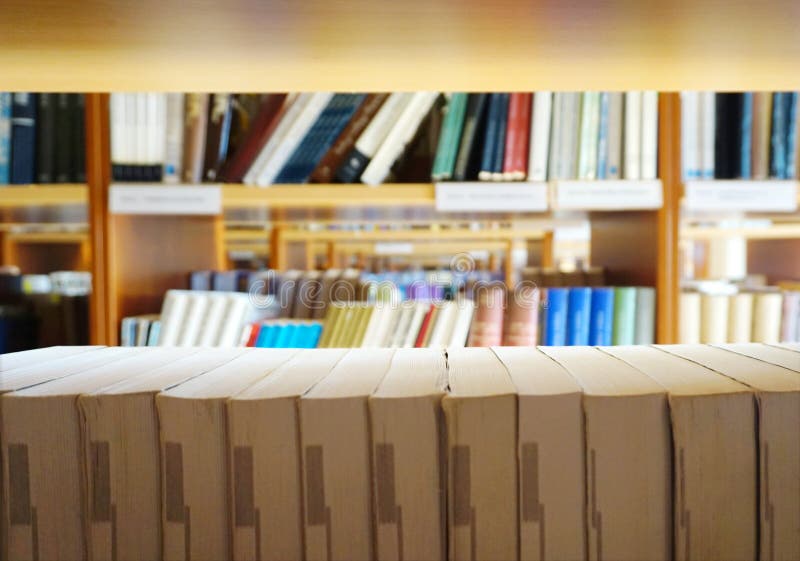 Πολλά διαφορετικά βιβλία ευθυγράμμισαν στα ράφια βιβλιοθηκών στοκ φωτογραφία Πολλά διαφορετικά βιβλία ευθυγράμμισαν στα ράφια βιβλιοθηκών στοκ φωτογραφία