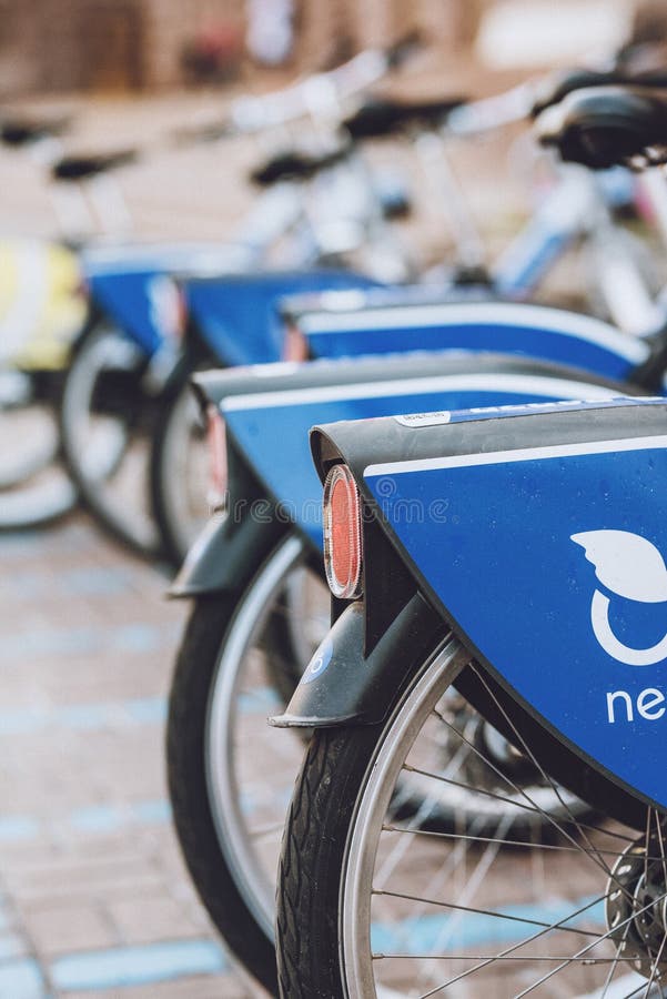 Πολλά μπλε κοινόχρηστα ποδήλατα Nextbike στο πάρκινγκ της οδού Κίεβο Θέση υπηρεσίας ενοικίασης ποδηλάτων στην οδό της πόλης Δημόσ στοκ φωτογραφία με δικαίωμα ελεύθερης χρήσης Πολλά μπλε κοινόχρηστα ποδήλατα Nextbike στο πάρκινγκ της οδού Κίεβο Θέση υπηρεσίας ενοικίασης ποδηλάτων στην οδό της πόλης Δημόσ στοκ φωτογραφία με δικαίωμα ελεύθερης χρήσης