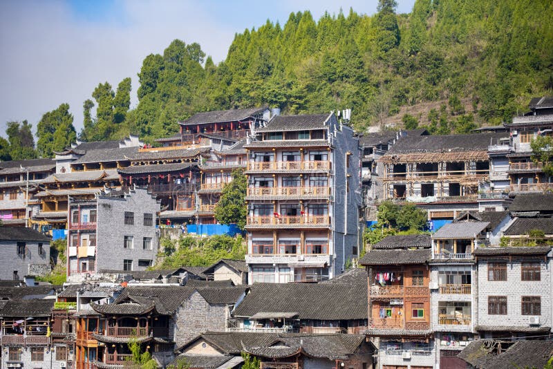 πολλά ξύλινα σπίτια στην πόλη furong είναι μια αρχαία πόλη με ιστορία δύο χιλιάδων ετών.