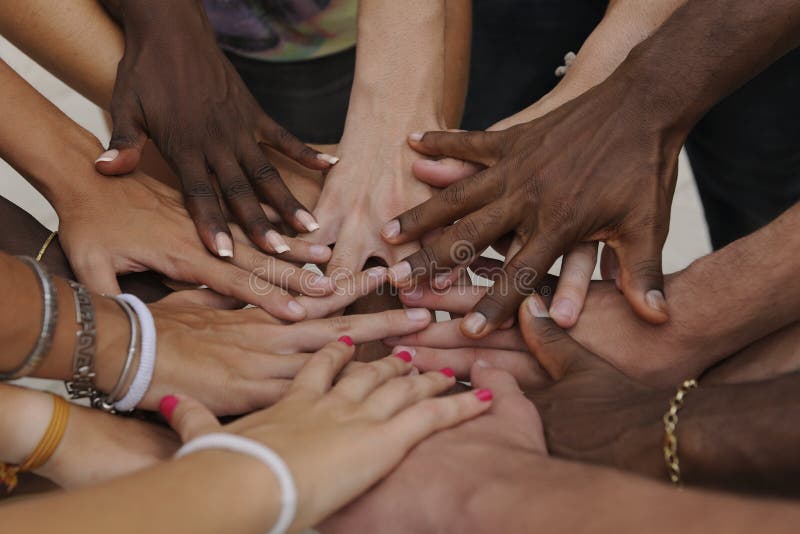 Πολλά χέρια μαζί: ενώνοντας χέρια ομάδων ανθρώπων