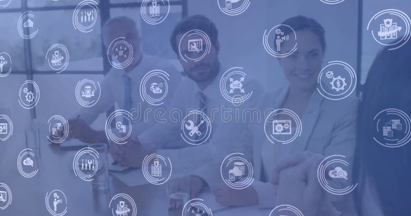 Πολλαπλά ψηφιακά εικονίδια εναντίον ομάδας διαφορετικών συνεργατών γραφείου στην αίθουσα συσκέψεων στο γραφείο ελεύθερη απεικόνιση δικαιώματος