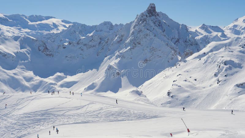 πολλοί σκιέρ και σνόουμπορντ ξεκινούν να κάνουν σκι κάτω από την κορυφή του βουνού