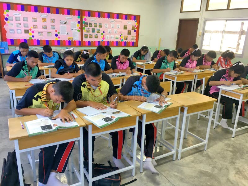 Πολλοί ταϊλανδικοί σπουδαστές στη στολή τους μελετούν το μάθημα togt