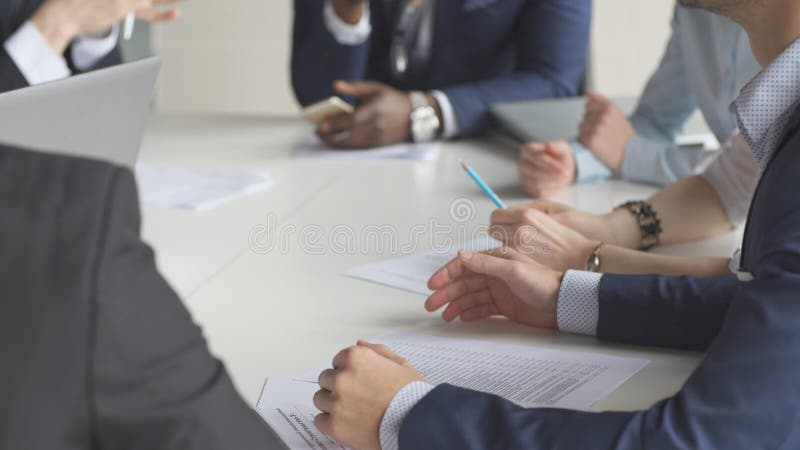 Πολυ-εθνικό 'brainstorming' συνεδρίασης των επιχειρησιακών ομάδων που μοιράζεται τις νέες ιδέες στοκ φωτογραφίες Πολυ-εθνικό 'brainstorming' συνεδρίασης των επιχειρησιακών ομάδων που μοιράζεται τις νέες ιδέες στοκ φωτογραφίες