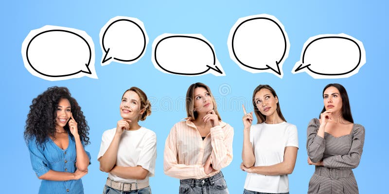 πολυεθνικές γυναίκες σπουδαστές πορτραίτα στη σειρά κοροϊδεύουν τις φούσκες ομιλίας στοκ εικόνα
