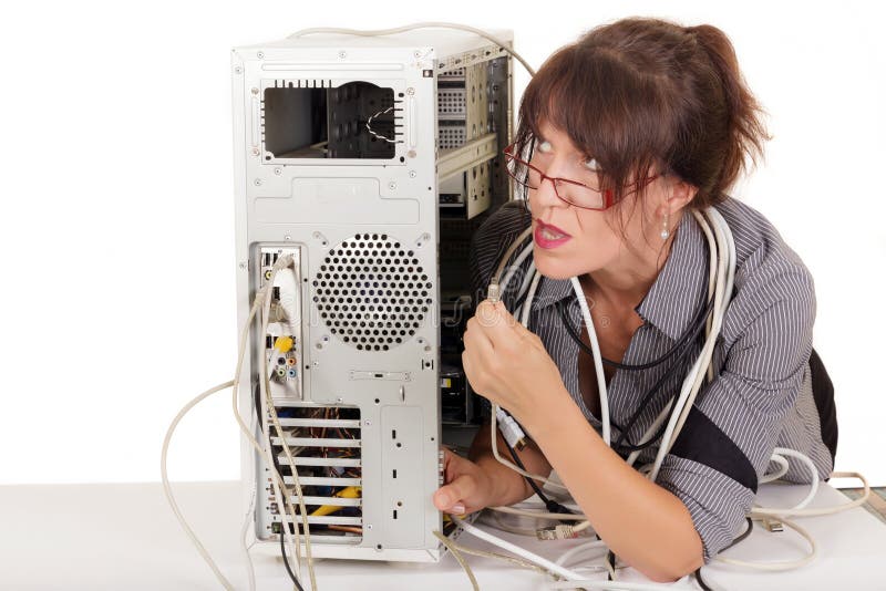 Πολυπλοκότητα Echnology. Συγχύσετε την προσπάθεια γυναικών να συνδέσουν ένα καλώδιο στον υπολογιστή