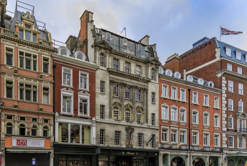 Πολυτελή καταστήματα όπως το Hatchards, το παλαιότερο βιβλιοπωλείο του Λονδίνου σε παλιά σπίτια στο Piccadilly, έναν από τους κεν στοκ φωτογραφία με δικαίωμα ελεύθερης χρήσης Πολυτελή καταστήματα όπως το Hatchards, το παλαιότερο βιβλιοπωλείο του Λονδίνου σε παλιά σπίτια στο Piccadilly, έναν από τους κεν στοκ φωτογραφία με δικαίωμα ελεύθερης χρήσης