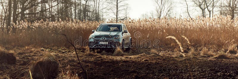 πολυτελής μερσεντές με 4x4 μονάδα στο offroad. v6 μηχανή 367 hp. δεν υπάρχει οδηγός στο αυτοκίνητο. orzesze πολωνία 01122020 στοκ φωτογραφία με δικαίωμα ελεύθερης χρήσης