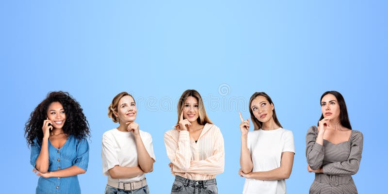 πολυφυλετικά πορτραίτα νεαρών γυναικών με φόντο το μπλε χρώμα στη σειρά στοκ εικόνα με δικαίωμα ελεύθερης χρήσης