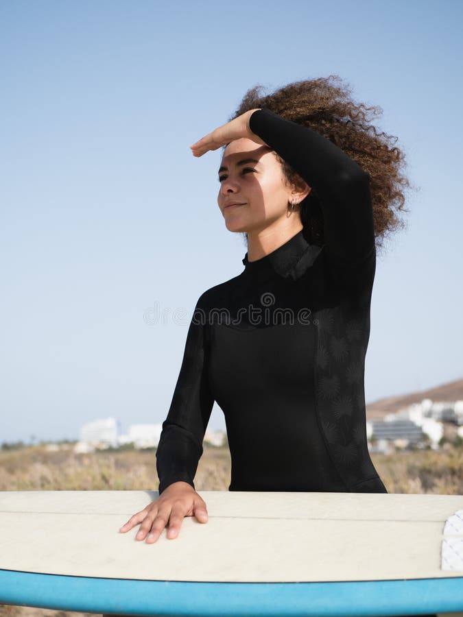 πολυφυλετικό κορίτσι surfer πορτραίτο βλέποντας κύματα στοκ φωτογραφία με δικαίωμα ελεύθερης χρήσης