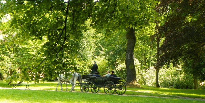 πολωνία lancut castle park βόλτα με τουριστικά ταξίδια στοκ εικόνα με δικαίωμα ελεύθερης χρήσης