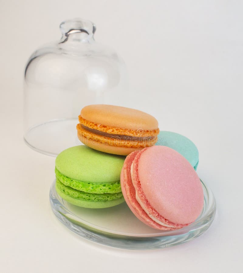 Πολύχρωμα macaroon μπισκότα ζύμης σε μια περίπτωση γυαλιού στο λευκό Γλυκά γαλλικά ψημένα macarons αγαθά επιδορπίων διακόσμηση γι στοκ φωτογραφία με δικαίωμα ελεύθερης χρήσης Πολύχρωμα macaroon μπισκότα ζύμης σε μια περίπτωση γυαλιού στο λευκό Γλυκά γαλλικά ψημένα macarons αγαθά επιδορπίων διακόσμηση γι στοκ φωτογραφία με δικαίωμα ελεύθερης χρήσης