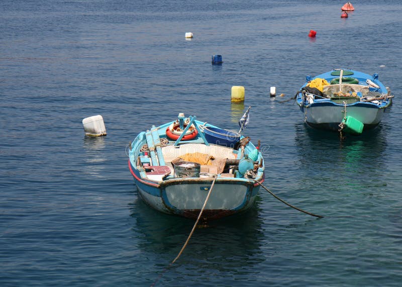 πολύχρωμα ελληνικά αλιευτικά σκάφη και λεωφορεία στο νησί symi στοκ φωτογραφία με δικαίωμα ελεύθερης χρήσης