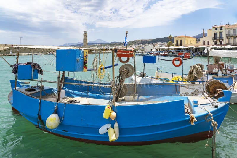 πολύχρωμα ελληνικά αλιευτικά σκάφη στο λιμάνι της παλιάς πόλης στη ρεθίμη κρήτη ελλάδα στοκ εικόνες