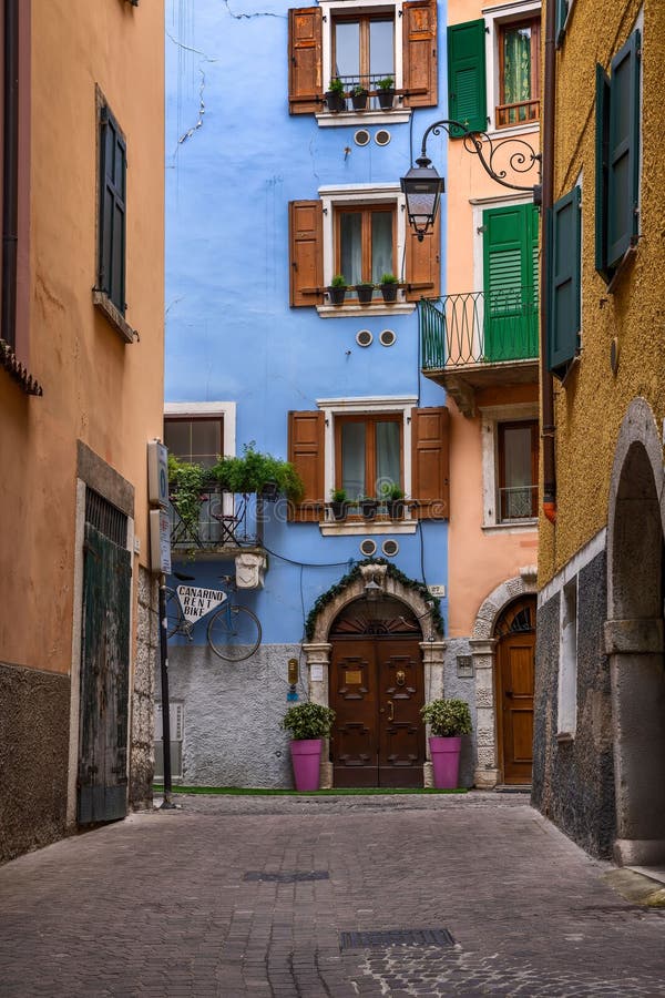 Πολύχρωμα κτίρια διαμερισμάτων στην Riva del Garda στοκ εικόνα