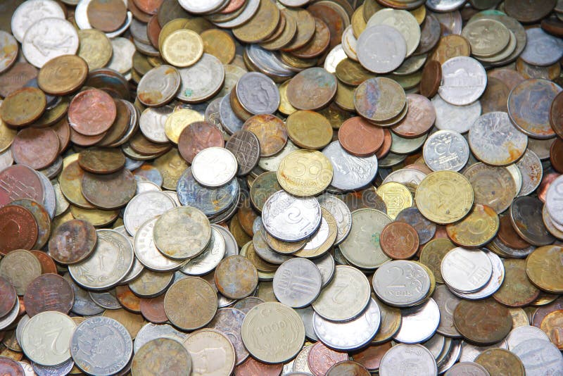 Πολύχρωμα μεταλλικά νομίσματα παλαιού τύπου, στρογγυλά, σε διάφορες χώρες στοκ εικόνες