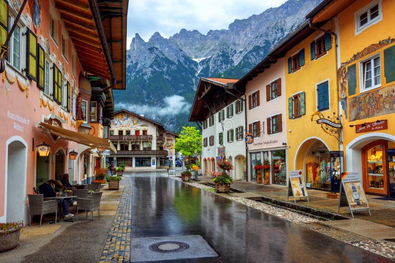 Πολύχρωμα σπίτια στην πόλη Mittenwald Old, βουνά των Αλπεων, Γερμανία στοκ εικόνες Πολύχρωμα σπίτια στην πόλη Mittenwald Old, βουνά των Αλπεων, Γερμανία στοκ εικόνες