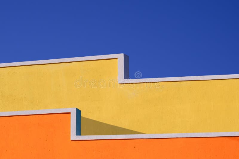 Πολύχρωμο γεωμετρικό τσιμέντο Τοίχος του Vintage House έναντι του Blue Sky στην τεχνική χειραγώγησης στοκ εικόνα με δικαίωμα ελεύθερης χρήσης