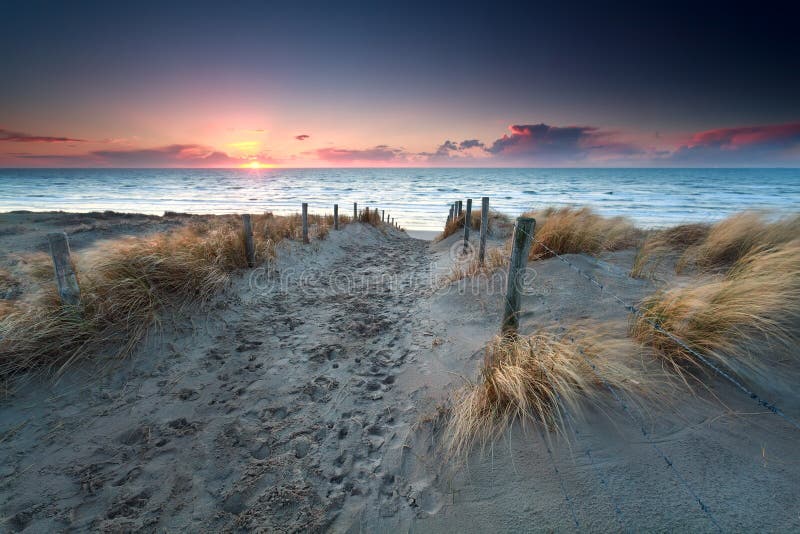 Πορεία άμμου στην παραλία Βόρεια Θαλασσών στο ηλιοβασίλεμα