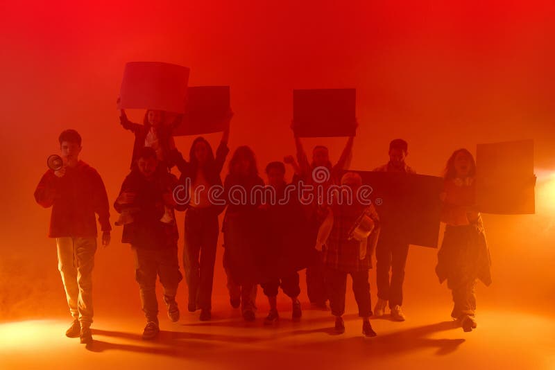 Πορεία διαδηλωτών Ποικιλομορφία εθνικότητας και ηλικιών με κόκκινο φως νέον με αφίσες και μεγάφωνα που περπατούν εκφράζοντας στοκ εικόνες