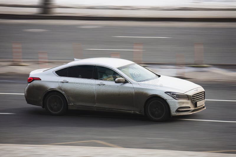 Πορείες αυτοκινήτων Genesis G80 στο δρόμο της πόλης. Κορυφαίο αυτοκίνητο τρενάκι κατά μήκος του δρόμου με υψηλή ταχύτητα. Λευκό αυ στοκ φωτογραφία με δικαίωμα ελεύθερης χρήσης