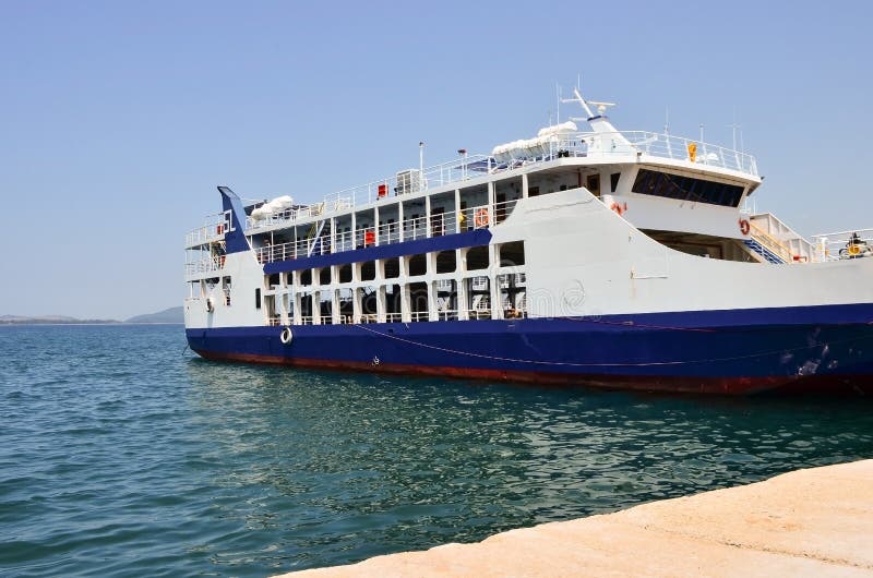Πορθμείο επιβατικών αυτοκινήτων που ελλιμενίζεται στο λιμάνι στοκ εικόνα Πορθμείο επιβατικών αυτοκινήτων που ελλιμενίζεται στο λιμάνι στοκ εικόνα