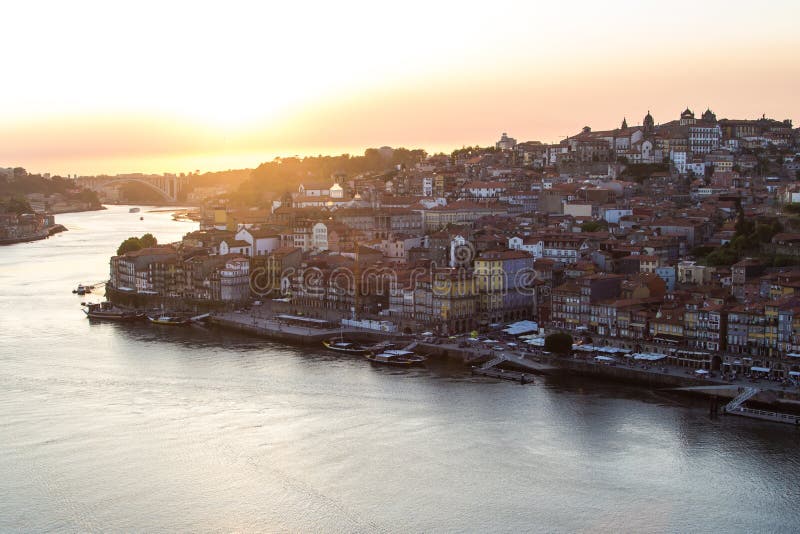 Πορτογαλία γεφυρώστε το douro κατασκευής πόλεων πέρα από τον ποταμό του Πόρτο Πορτογαλία μερών στοκ φωτογραφία με δικαίωμα ελεύθερης χρήσης