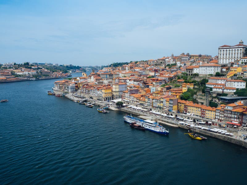 Πορτογαλία γεφυρώστε το douro κατασκευής πόλεων πέρα από τον ποταμό του Πόρτο Πορτογαλία μερών Άποψη του αναχώματος ποταμών Douro στοκ εικόνες με δικαίωμα ελεύθερης χρήσης