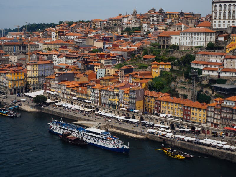 Πορτογαλία γεφυρώστε το douro κατασκευής πόλεων πέρα από τον ποταμό του Πόρτο Πορτογαλία μερών Άποψη του αναχώματος ποταμών Douro στοκ φωτογραφίες