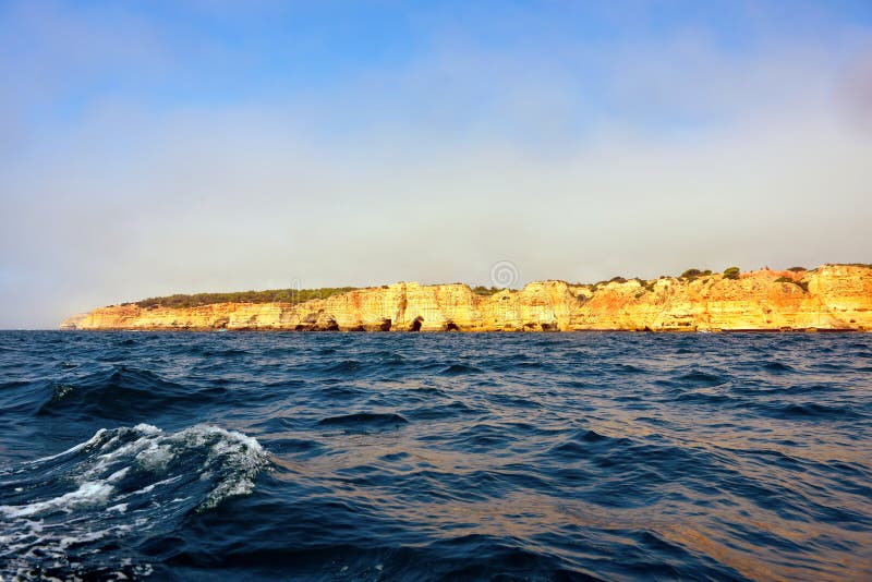 πορτογαλία. Ο σχηματισμός Algarve Rock είναι ένα μοναδικό και εκπληκτικό φυσικό θαύμα που βρίσκεται στην παράκτια πόλη Λαγκόα Πορτογαλία