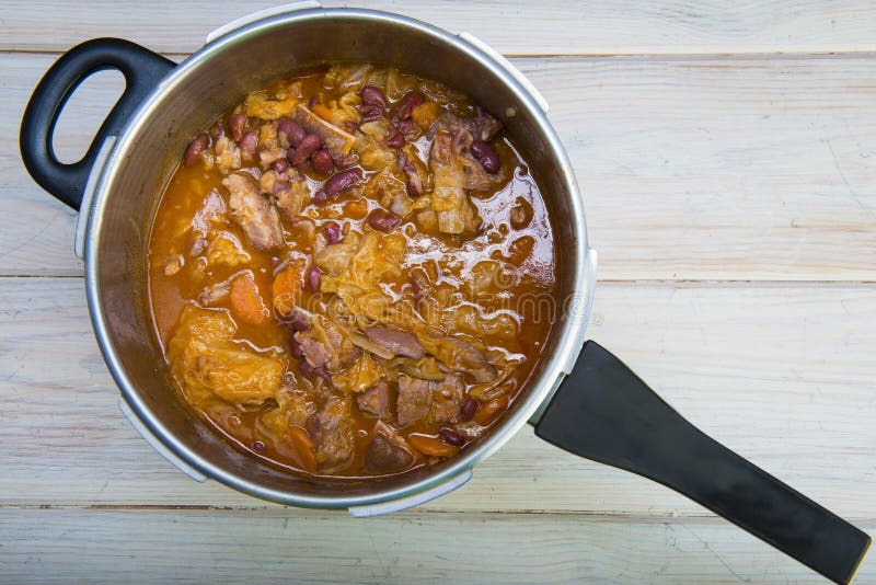 Πορτογαλικό feijoada στο μαγειρεύοντας δοχείο στοκ εικόνες Πορτογαλικό feijoada στο μαγειρεύοντας δοχείο στοκ εικόνες