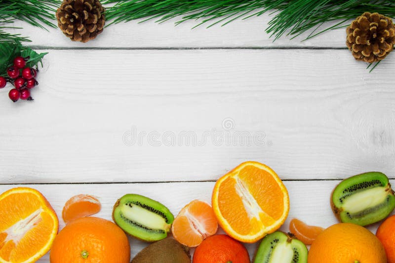 Πορτοκάλι φρούτων, tangerine και κώνος χριστουγεννιάτικων δέντρων κλάδων στο άσπρο ξύλινο αγροτικό υπόβαθρο στοκ φωτογραφίες με δικαίωμα ελεύθερης χρήσης Πορτοκάλι φρούτων, tangerine και κώνος χριστουγεννιάτικων δέντρων κλάδων στο άσπρο ξύλινο αγροτικό υπόβαθρο στοκ φωτογραφίες με δικαίωμα ελεύθερης χρήσης