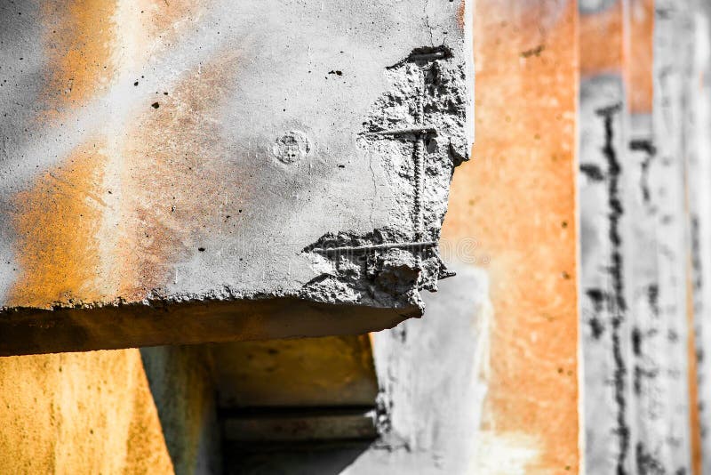 Πορτοκαλιά και γκρίζα χαλασμένη ενισχυμένη συγκεκριμένη δομή στοκ φωτογραφία με δικαίωμα ελεύθερης χρήσης Πορτοκαλιά και γκρίζα χαλασμένη ενισχυμένη συγκεκριμένη δομή στοκ φωτογραφία με δικαίωμα ελεύθερης χρήσης