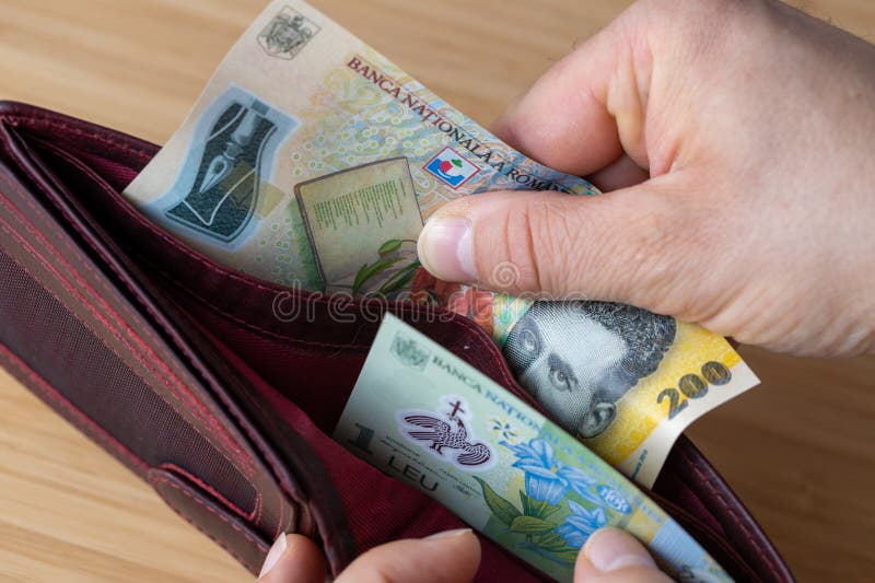 πορτοφόλι με τραπεζογραμμάτια ευρώ των 1 και 200 λέου στοκ εικόνες με δικαίωμα ελεύθερης χρήσης