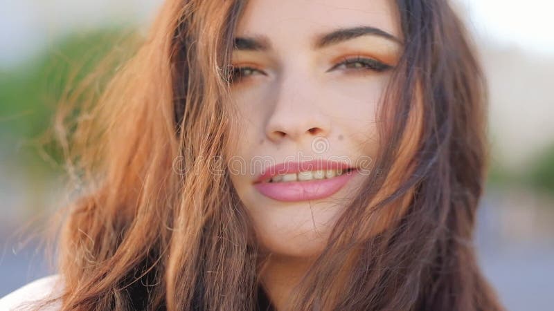 Πορτρέτο γυναικών Flirty που χαμογελά τη θηλυκή κινηματογράφηση σε πρώτο πλάνο τρίχας
