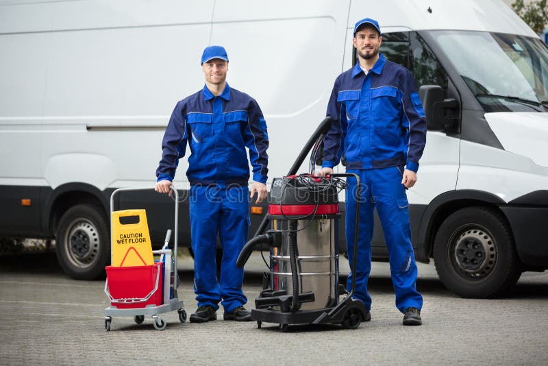 Πορτρέτο δύο ευτυχή αρσενικά Janitors στοκ εικόνες με δικαίωμα ελεύθερης χρήσης Πορτρέτο δύο ευτυχή αρσενικά Janitors στοκ εικόνες με δικαίωμα ελεύθερης χρήσης