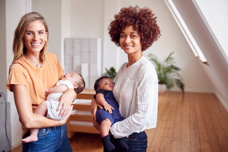 Πορτρέτο δύο μητέρων που συναντούν τα νεογέννητα μωρά εκμετάλλευσης στο σπίτι στο διαμέρισμα σοφιτών