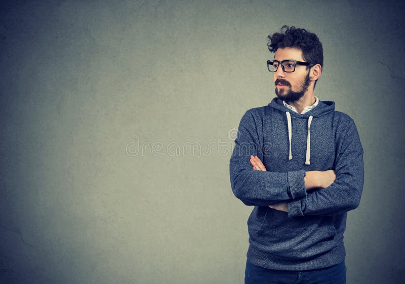 Πορτρέτο ενός βέβαιου όμορφου ατόμου hipster στοκ εικόνα με δικαίωμα ελεύθερης χρήσης Πορτρέτο ενός βέβαιου όμορφου ατόμου hipster στοκ εικόνα με δικαίωμα ελεύθερης χρήσης