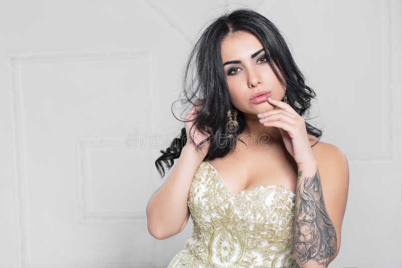 Πορτρέτο ενός εύθυμου brunette στοκ εικόνες Πορτρέτο ενός εύθυμου brunette στοκ εικόνες