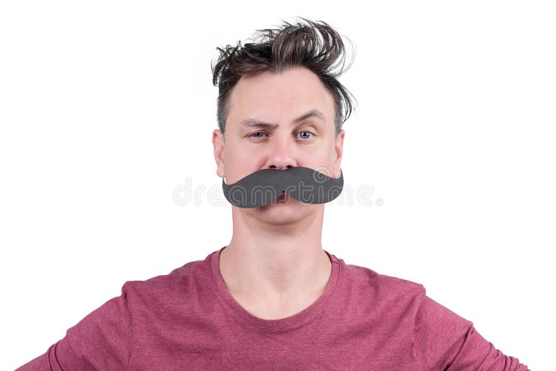 Πορτρέτο ενός θετικού ατόμου με το χαρτόνι mustache και το σχηματισμένο αψίδα φρύδι, που απομονώνεται στο άσπρο υπόβαθρο στοκ φωτογραφίες με δικαίωμα ελεύθερης χρήσης Πορτρέτο ενός θετικού ατόμου με το χαρτόνι mustache και το σχηματισμένο αψίδα φρύδι, που απομονώνεται στο άσπρο υπόβαθρο στοκ φωτογραφίες με δικαίωμα ελεύθερης χρήσης