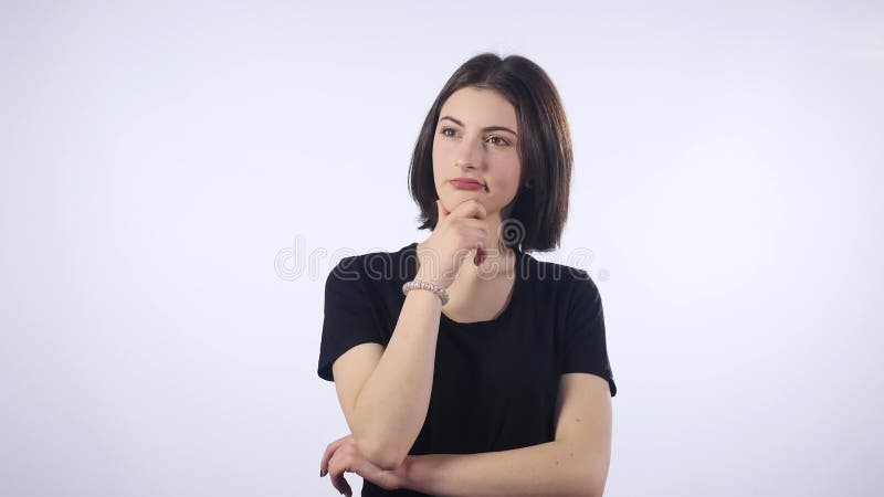 Πορτρέτο ενός κοριτσιού σε ένα ελαφρύ υπόβαθρο Το στενό πορτρέτο μιας γυναίκας έχει συλλάβει απόθεμα βίντεο