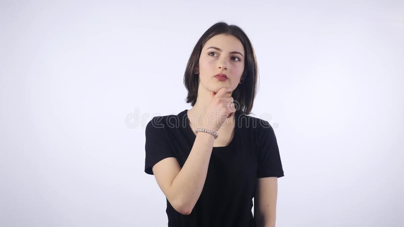 Πορτρέτο ενός κοριτσιού σε ένα ελαφρύ υπόβαθρο Το στενό πορτρέτο μιας γυναίκας έχει συλλάβει απόθεμα βίντεο