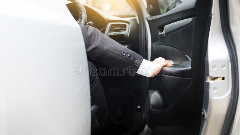 Πορτρέτο ενός νέου όμορφου επιχειρηματία οδηγώντας αθλητισμός μιας πολυτέλειας στοκ εικόνες Πορτρέτο ενός νέου όμορφου επιχειρηματία οδηγώντας αθλητισμός μιας πολυτέλειας στοκ εικόνες