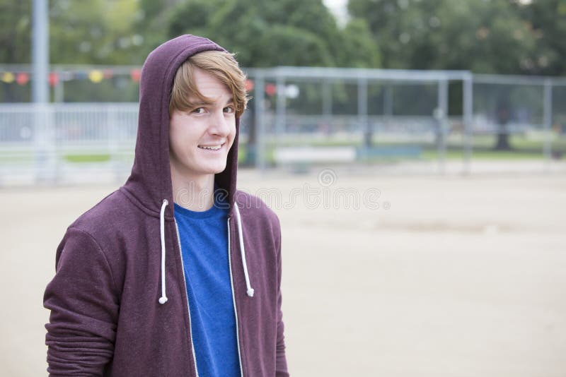 Πορτρέτο ενός νεαρού άνδρα σε ένα hoodie