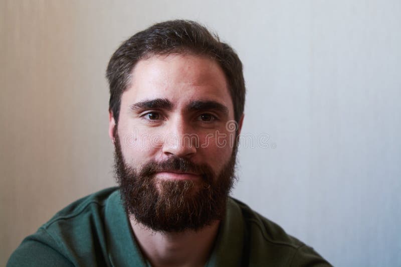 πορτρέτο ενός νεαρού με σκούρο μούσι με διάφορα συναισθήματα στο πρόσωπό του με πράσινο πουκάμισο. στοκ εικόνες με δικαίωμα ελεύθερης χρήσης